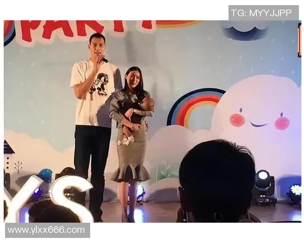 易建联与家人共同观看CBA比赛,展现家庭温馨时光